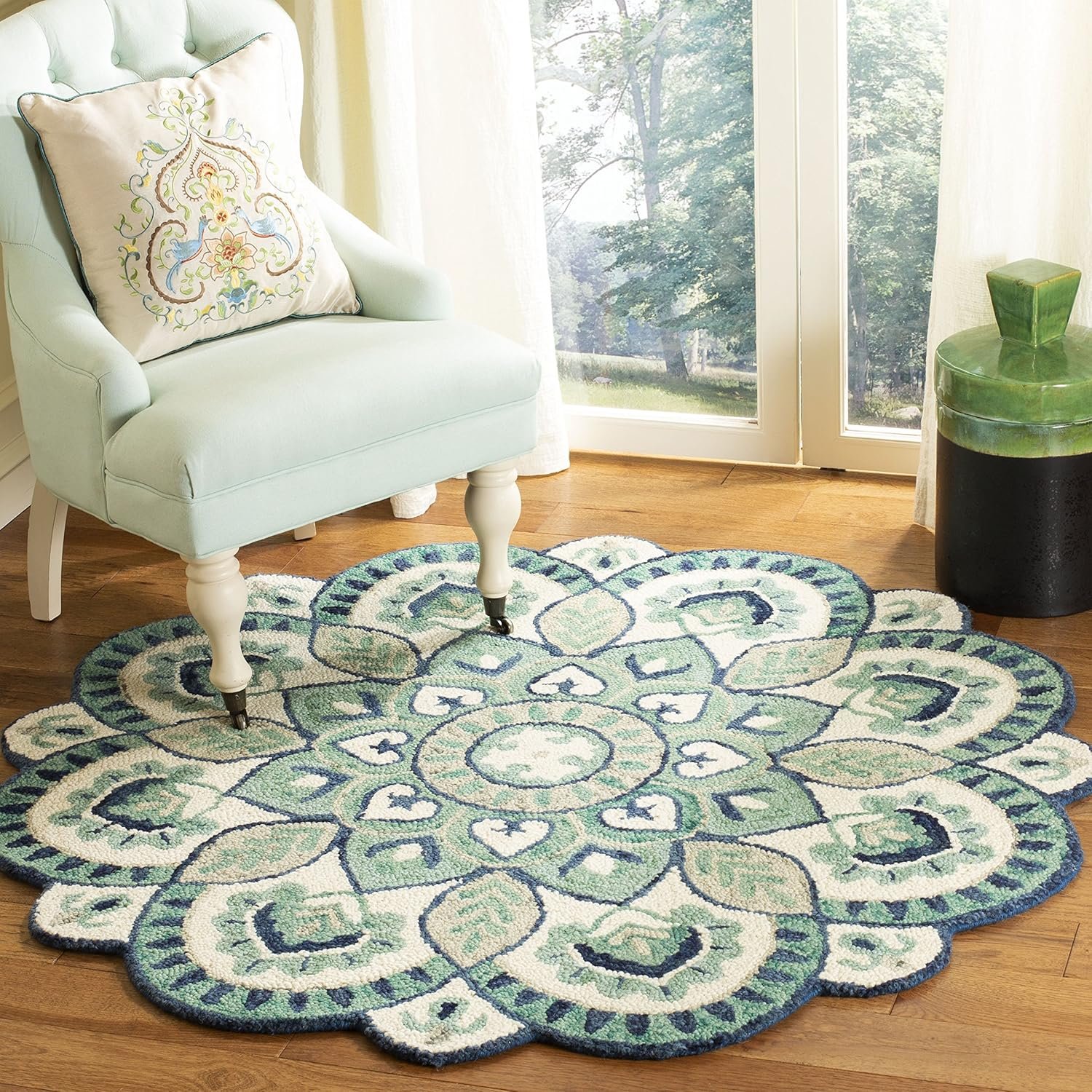 SAFAVIEH Novelty Collection Area Rug – 4′ Round, Ivory & Blue, Handmade Boho Floral Rustic Country Wool, Ideal for High Traffic Areas in Living Room, Bedroom (NOV604M)