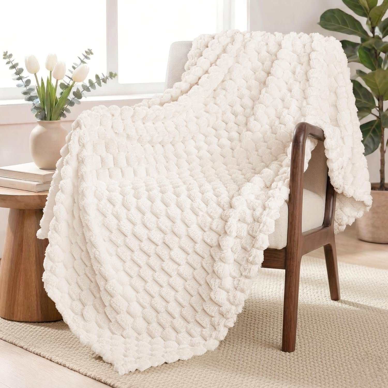 Exclusivo Mezcla Fleece Throw Blanket for Couch, Extra Large Fuzzy Ivory Bed Blankets, Soft Cozy Plush Sofa Throws for All Seasons, 50×70 Inches