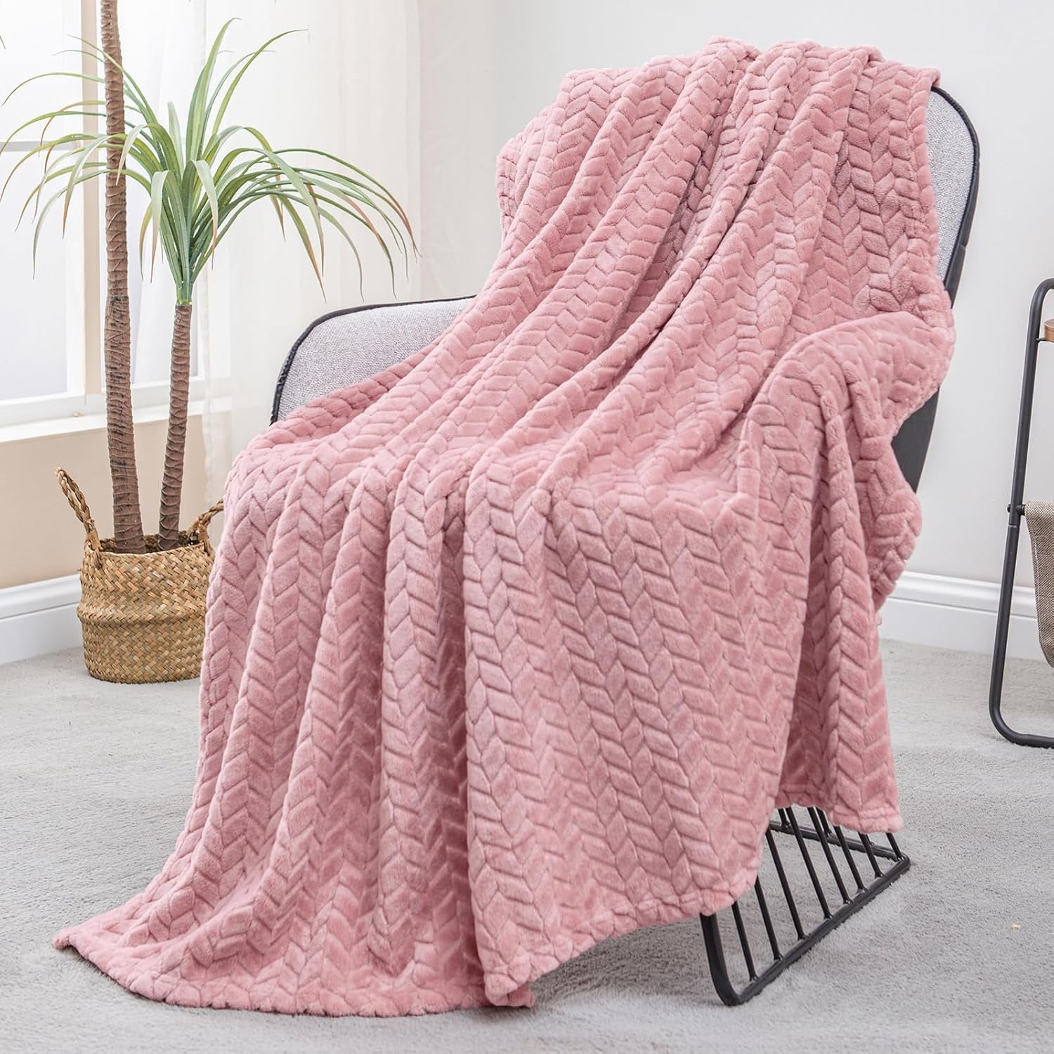 Exclusivo Mezcla Fleece Throw Blanket for Couch and Bed, 50×70 Inches Soft Cozy Jacquard Flannel Blankets, Lightweight Fuzzy Plush Throws for Women, Pink